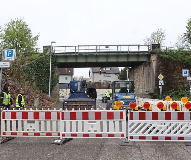 Kein Durchkommen mehr ist in der August-Bebel-Straße zwischen Teinacher Straße und Talallee/Kurfürstenstraße.