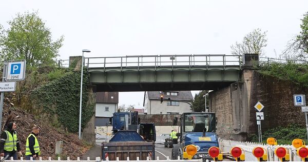 Kein Durchkommen mehr ist in der August-Bebel-Straße zwischen Teinacher Straße und Talallee/Kurfürstenstraße.