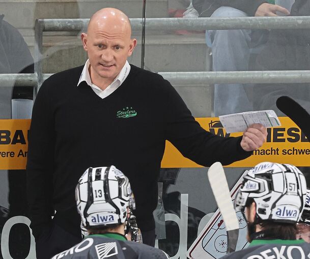 Dauerhaft in der Chefrolle? Coach Boris Blank kommuniziert beim sechsten Halbfinalspiel gegen Kassel mit Steelers-Spielern.