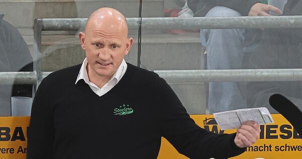 Dauerhaft in der Chefrolle? Coach Boris Blank kommuniziert beim sechsten Halbfinalspiel gegen Kassel mit Steelers-Spielern.