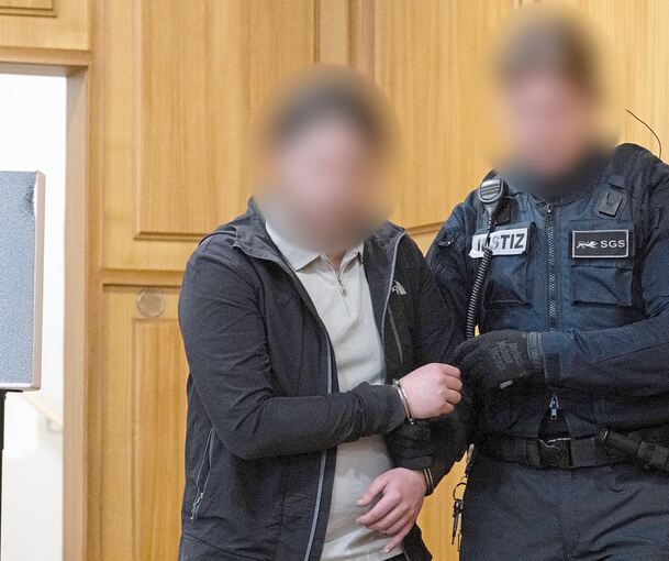 Einer der beiden Angeklagten wird in den Großen Sitzungssaal des Landgerichts Heilbronn geführt.
