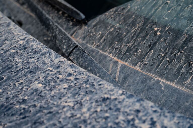 Saharastaubauf einem Auto in Stuttgart