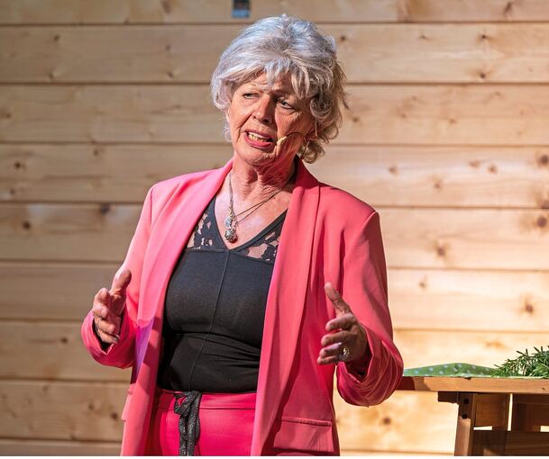 Mit ihrem trockenen Humor trifft Ute Landenberger, alias Käthe Kächele, den Nerv des Publikums.