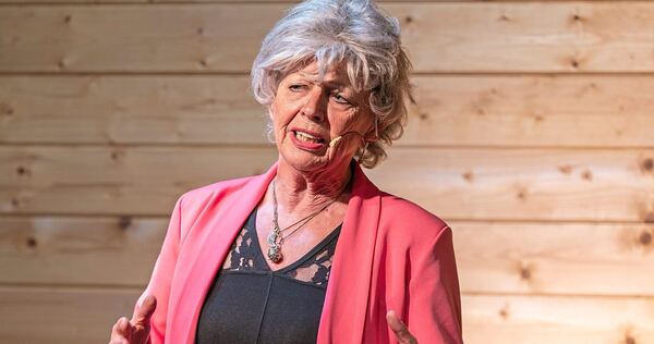 Mit ihrem trockenen Humor trifft Ute Landenberger, alias Käthe Kächele, den Nerv des Publikums.