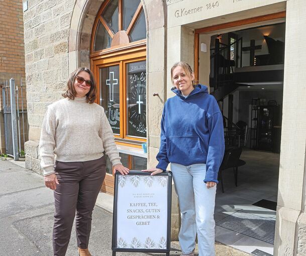 Pastorin Mia Friesen (rechts) und Karola Wagenknecht, ehrenamtliche Mitarbeiterin im Marketingbereich des „Klubs“.
