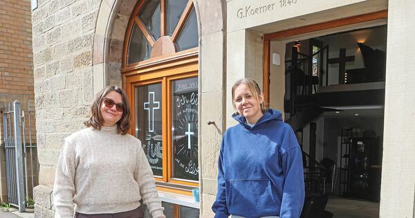 Pastorin Mia Friesen (rechts) und Karola Wagenknecht, ehrenamtliche Mitarbeiterin im Marketingbereich des „Klubs“. Pastorin Mia Friesen (rechts) und Karola Wagenknecht, ehrenamtliche Mitarbeiterin im Marketingbereich des „Klubs“.