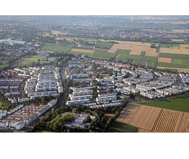 Pattonville liegt auf den Markungsflächen der Städte Remseck und Kornwestheim. Die rund 8000 Einwohner haben keinen von ihnen gewählten Gemeinderat; ein Zweckverband führt die laufenden Verwaltungsgeschäfte.