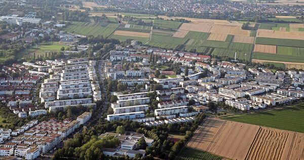 Pattonville liegt auf den Markungsflächen der Städte Remseck und Kornwestheim. Die rund 8000 Einwohner haben keinen von ihnen gewählten Gemeinderat; ein Zweckverband führt die laufenden Verwaltungsgeschäfte.