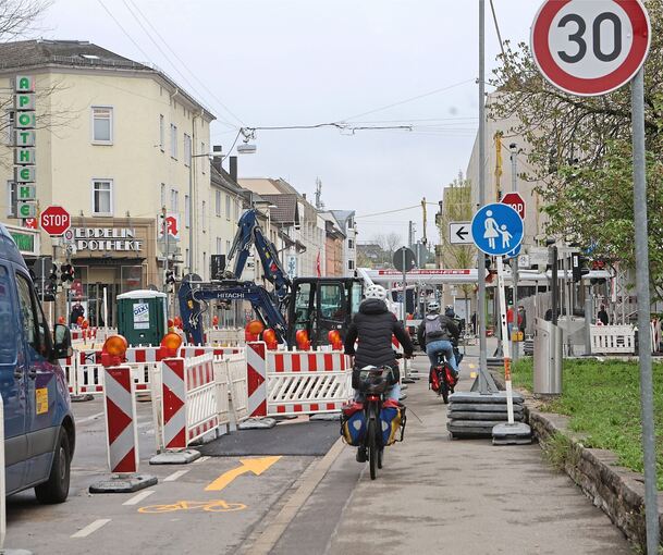 Der Pfeil verweist Radler auf den Gehweg, das Schild sagt „nur Fußgänger“. Wer blickt da noch durch?