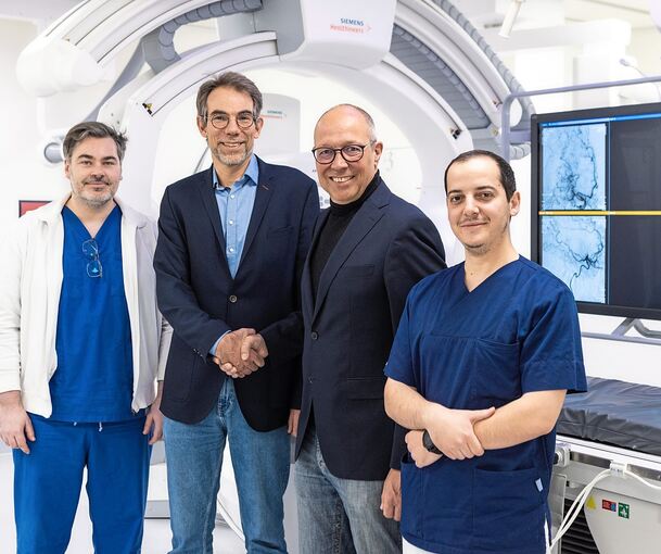 Dr. Kai-Steffen Gabor (2. v. rechts) freut sich über die Versorgung der Schlaganfallpatienten mit großen Gefäßverschlüssen durch die Ludwigsburger Neuroradiologie unter Leitung von Prof. Dr. Stephan Meckel (2. v. links).