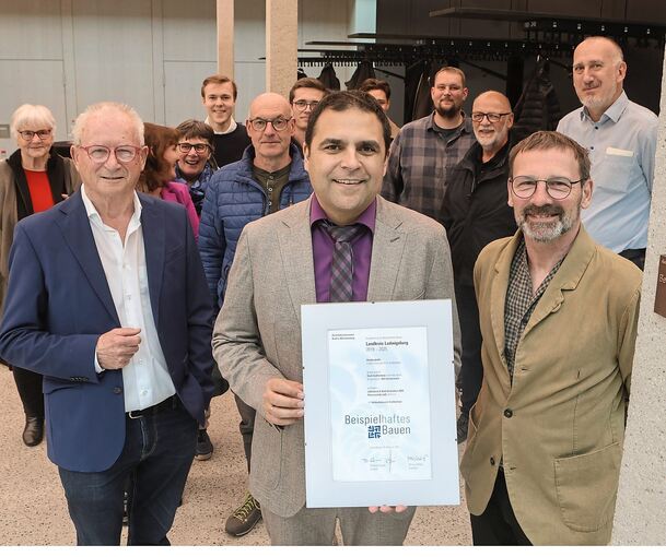 Großbottwars Bürgermeister Ralf Zimmermann mit der Urkunde, die die Harzberghalle als beispielhaften Bau lobt.