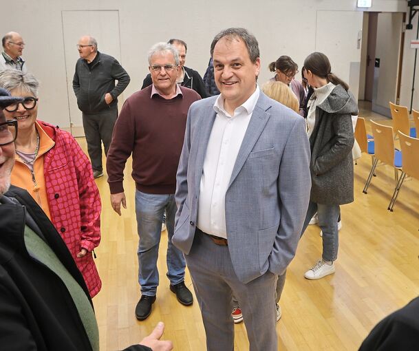 Kandidatenvorstellung: Bürgermeister Albrecht Dautel im Gespräch mit den Bürgern.