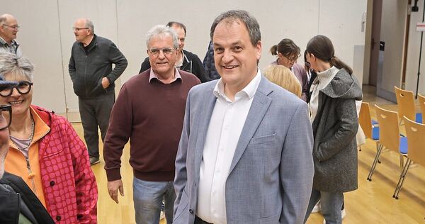 Kandidatenvorstellung: Bürgermeister Albrecht Dautel im Gespräch mit den Bürgern.