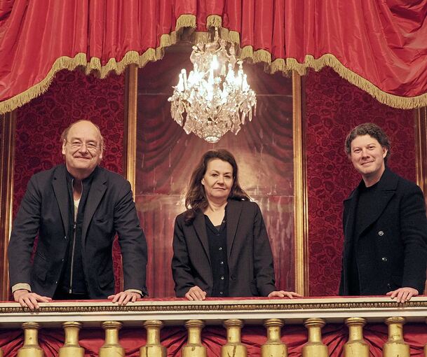 Ortstermin im Schlosstheater: Festspielintendant Lucas Reuter (rechts) spricht mit Regisseurin Eva Buchmann und Dirigent Jan Willem de Vriend über die Produktion.