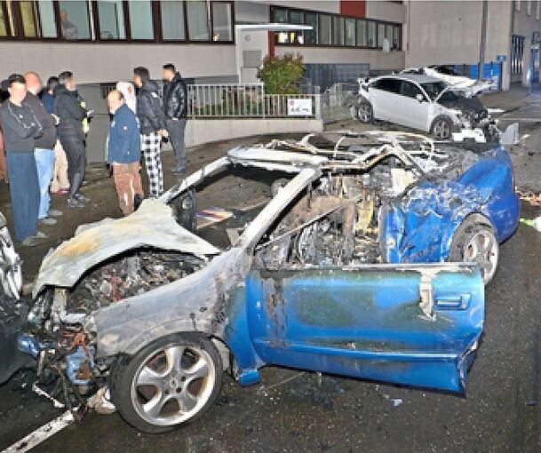 Die Unfallstelle in der Friedrichstraße mit mehreren beschädigten Autos glich einem Trümmerfeld.