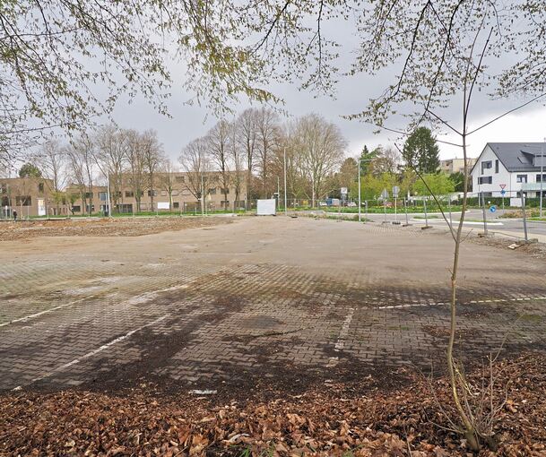 Abgerissen: Einst stand hier das Autohaus Kegreiss, jetzt entsteht am Oßweiler Kreisverkehr (hinten) ein neues Wohn- und Geschäftshaus.