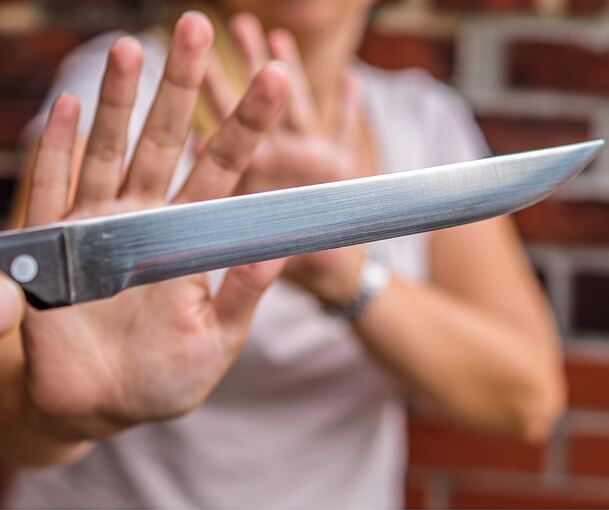 Mit einem Messer oder ähnlichem Gegenstand soll der 25-Jährige mehrfach auf den Älteren eingestochen haben. Dessen Wunden waren aber „nicht konkret lebensbedrohlich“, heißt es.