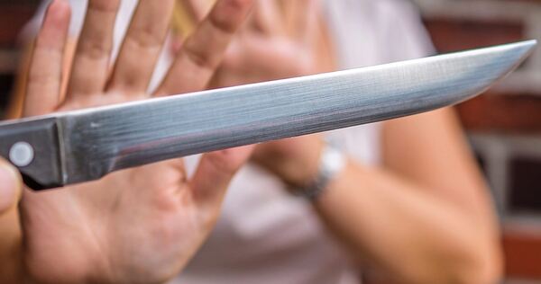 Mit einem Messer oder ähnlichem Gegenstand soll der 25-Jährige mehrfach auf den Älteren eingestochen haben. Dessen Wunden waren Mit einem Messer oder ähnlichem Gegenstand soll der 25-Jährige mehrfach auf den Älteren eingestochen haben. Dessen Wunden waren aber „nicht konkret lebensbedrohlich“, heißt es.