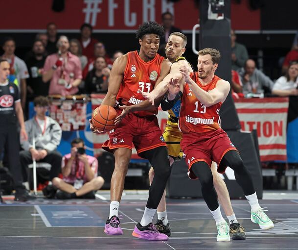 Kein Durchkommen Jonas Wohlfarth-Bottermann (Mitte) zwängt sich zwischen Bayerns David McCormack (links) und Andreas Obst hindurch.