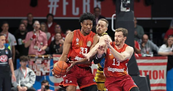 Kein Durchkommen Jonas Wohlfarth-Bottermann (Mitte) zwängt sich zwischen Bayerns David McCormack (links) und Andreas Obst hindur Kein Durchkommen Jonas Wohlfarth-Bottermann (Mitte) zwängt sich zwischen Bayerns David McCormack (links) und Andreas Obst hindurch.