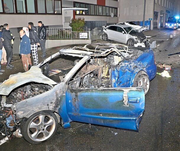 Die Unfallstelle in der Friedrichstraße mit mehreren beschädigten Autos glich einem Trümmerfeld.