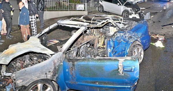 Die Unfallstelle in der Friedrichstraße mit mehreren beschädigten Autos glich einem Trümmerfeld. Die Unfallstelle in der Friedrichstraße mit mehreren beschädigten Autos glich einem Trümmerfeld.
