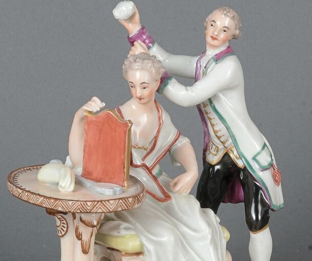 Porzellanfigur aus dem 18. Jahrhundert: Dame und Friseur (Ludwigsburg, 1765–1770).