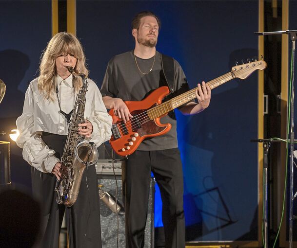 Stilmix aus Jazz, Soul und Pop: Stephanie Lottermoser am Tenorsaxofon beim Studio-Konzert in den Bauer Studios.