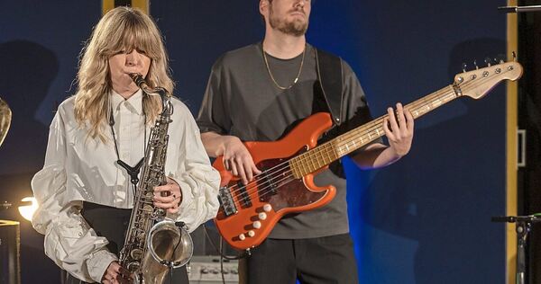 Stilmix aus Jazz, Soul und Pop: Stephanie Lottermoser am Tenorsaxofon beim Studio-Konzert in den Bauer Studios.