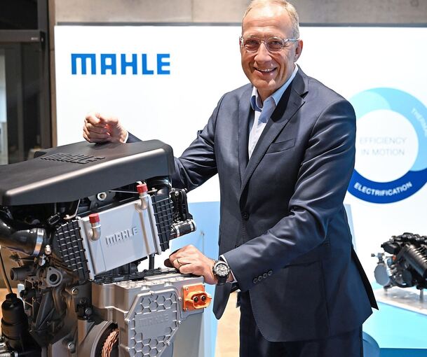 Arnd Franz, Vorsitzender der Geschäftsführung des Automobilzulieferers Mahle, steht am Mittwoch am Stuttgarter Stammsitz an einem Motor mit Mahle-Komponenten.