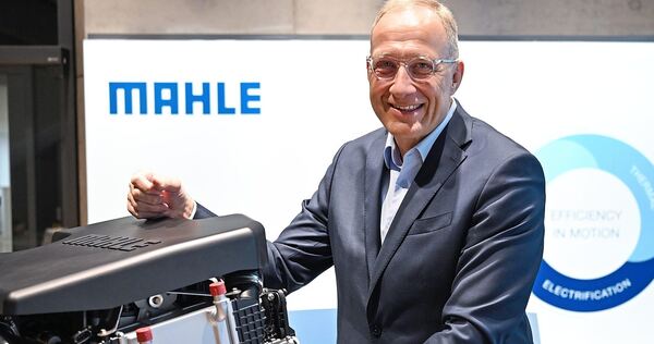 Arnd Franz, Vorsitzender der Geschäftsführung des Automobilzulieferers Mahle, steht am Mittwoch am Stuttgarter Stammsitz an eine Arnd Franz, Vorsitzender der Geschäftsführung des Automobilzulieferers Mahle, steht am Mittwoch am Stuttgarter Stammsitz an einem Motor mit Mahle-Komponenten.