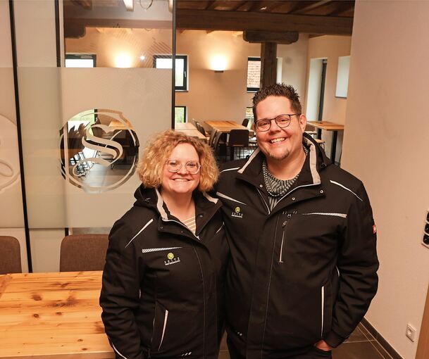 Nina und Steffen Seitz feiern die Eröffnung ihres Hofcafés im Mühlweg in Ingersheim.