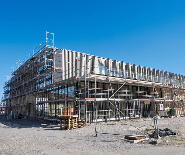 Noch in den Osterferien stand das Gerüst am Neubau der Mehrzweckhalle. Im September soll die Inbetriebnahme sein.