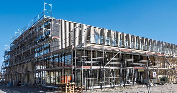 Noch in den Osterferien stand das Gerüst am Neubau der Mehrzweckhalle. Im September soll die Inbetriebnahme sein.