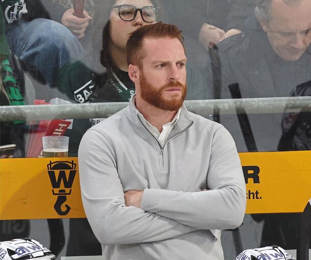 Ungewohnte Rolle als Co-Trainer: Tyler McNeely assistierte Boris Blank an der Bande.