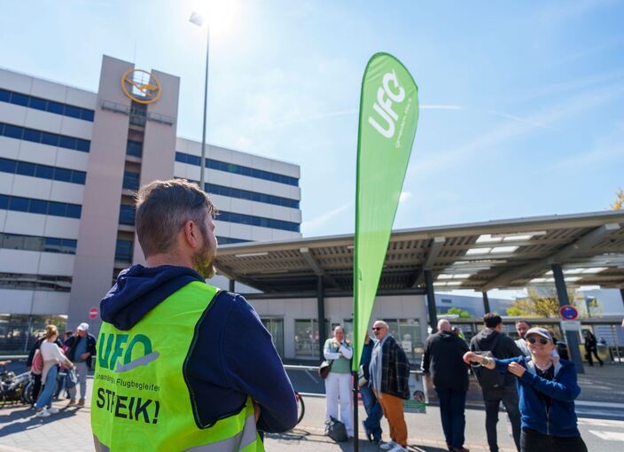 Festakt 100 Jahre Lufthansa und ganztägiger Streik des Kabinenpe