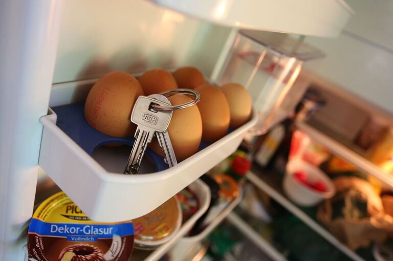 Schlüsselbund liegt im Eierfach eines Kühlschranks