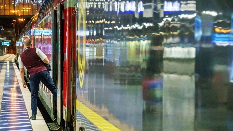 Ein Zugbegleiter blickt kurz vor Abfahrt zum Lokführer. Ein Zugbegleiter blickt kurz vor Abfahrt zum Lokführer.