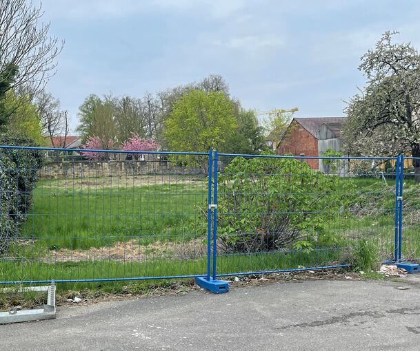 Bauzäune umgeben die Markgröninger Streuobstwiese am Altstadtring: Ein Investor will hier knapp 50 seniorengerechte Wohnungen bauen.