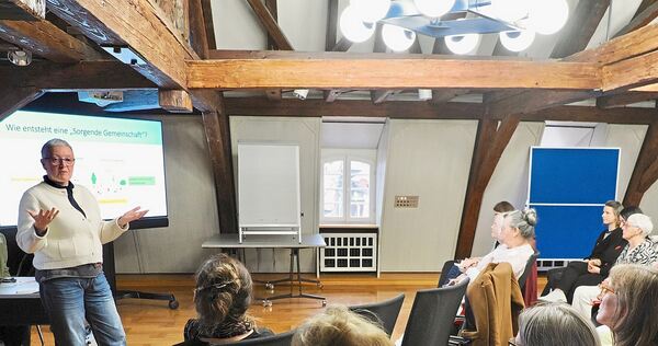 Claudia Peschen (links) hat im Bürgersaal des Marbacher Rathauses in die Grundzüge einer „sorgenden Gemeinschaft“ eingeführt.