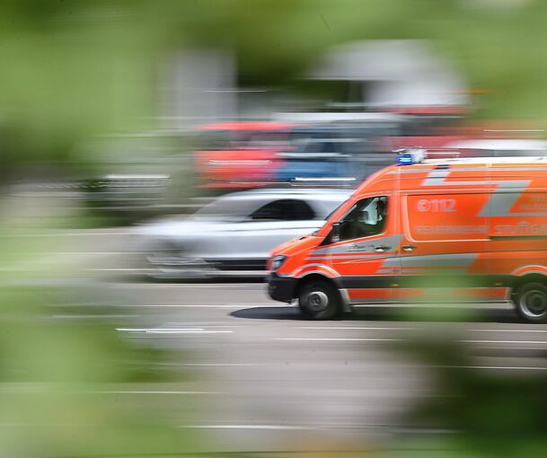 Mit einem Rettungswagen ist ein Mercedes zusammengestoßen. Mit einem Rettungswagen ist ein Mercedes zusammengestoßen.
