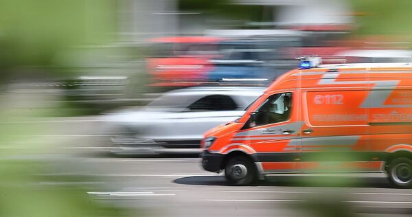 Mit einem Rettungswagen ist ein Mercedes zusammengestoßen.