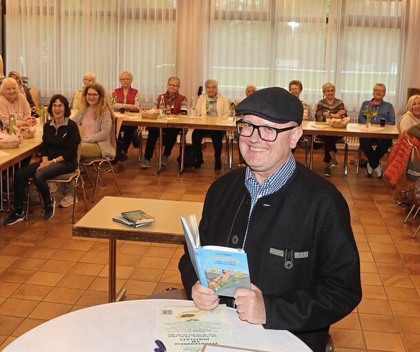 Viel Dialekt, viel Witz und ein genauer Blick auf die schwäbische Seele: Olaf Nägele unterhält die Ottmarsheimer Landfrauen.