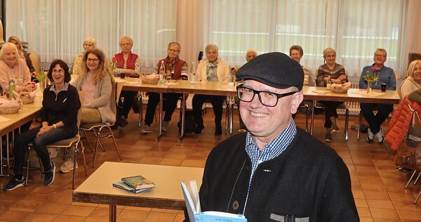 Viel Dialekt, viel Witz und ein genauer Blick auf die schwäbische Seele: Olaf Nägele unterhält die Ottmarsheimer Landfrauen.