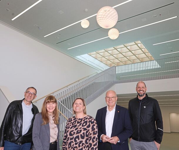 Architekt Christoph Hüttel, Schulleiterin Kerstin Lemke, Konrektorin Mirjam Rometsch, Bürgermeister Martin Bernhard und Architekt Stephan John im Eingangsbereich der neuen Schule.