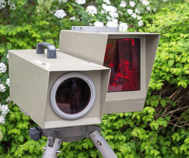 Mobile Tempokontrolle am Straßenrand. Foto: dpa Mobile Tempokontrolle am Straßenrand.