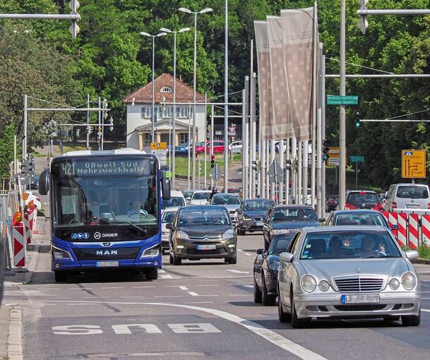 Eine volle B27 in Ludwigsburg: Ein Mobilitätspass, der durch eine Bürgerabgabe finanziert wird, könnte dafür sorgen, dass mehr Menschen Busse und Bahnen nutzen.