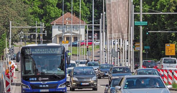 Eine volle B27 in Ludwigsburg: Ein Mobilitätspass, der durch eine Bürgerabgabe finanziert wird, könnte dafür sorgen, dass mehr Menschen Busse und Bahnen nutzen.