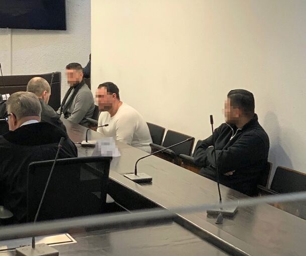 Lebenslänglich und 13 Jahre für die beiden Hauptangeklagten G. und I. (v.l.): Die Brüder haben jetzt Revision eingelegt, Cousin K. (rechts) mit seiner Bewährungsstrafe nicht.