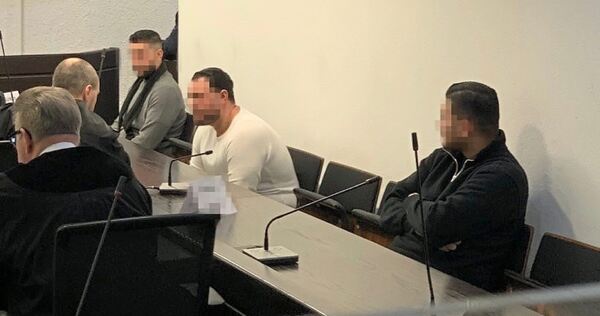 Lebenslänglich und 13 Jahre für die beiden Hauptangeklagten G. und I. (v.l.): Die Brüder haben jetzt Revision eingelegt, Cousin K. (rechts) mit seiner Bewährungsstrafe nicht.
